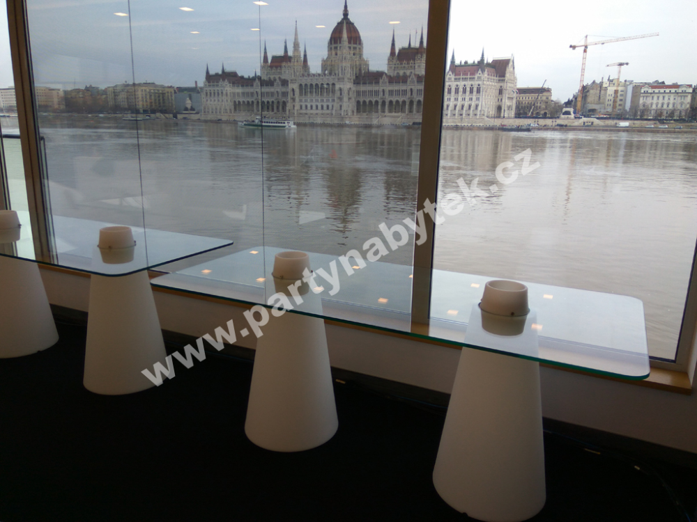 PARTY NÁBYTEK | Půjčovna nábytku, stolů, židlí a vybavení |