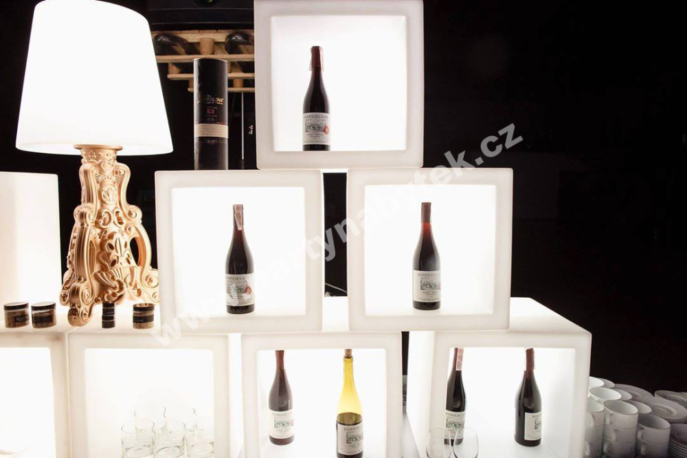 PARTY NÁBYTEK | Půjčovna nábytku, stolů, židlí a vybavení |
