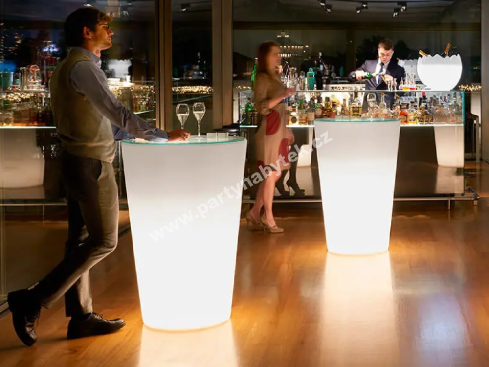PARTY NÁBYTEK | Půjčovna nábytku, stolů, židlí a vybavení |